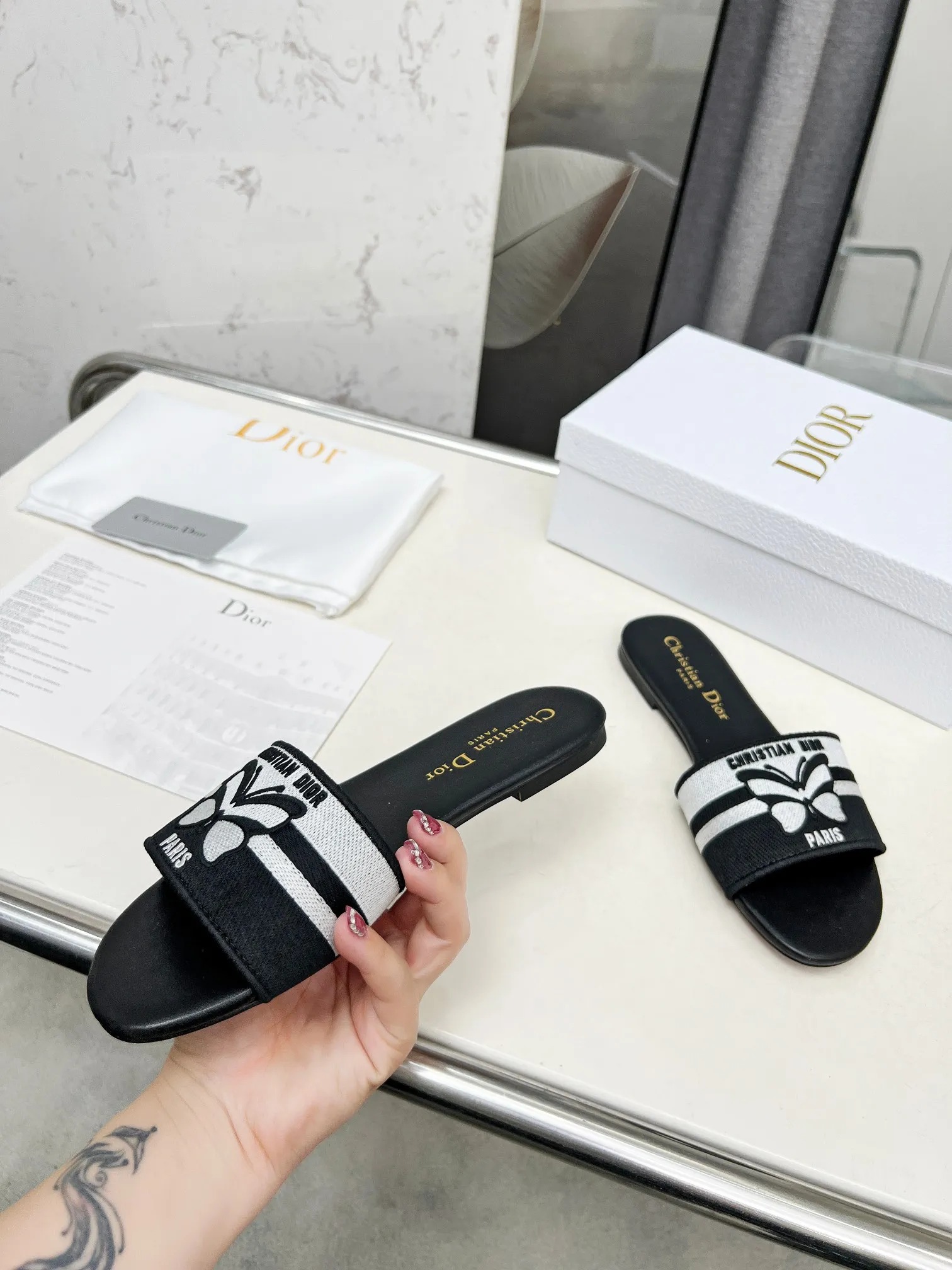 👟👟Ex-factory price 280👟👟 Genuine leather sole +30 CD•Dior women's presbyopic embroidered leather sole slippers Christian Dior has always been synonymous with magnificence and elegance, and has always been at the top of the fashion palace👍 What is particularly worth mentioning is: the embroidered ✨ pattern on the sole reproduces one of the cherished symbols of Christian Dior✅ More than a hundred colors to choose from ◽️️Upper: Selected top-quality embroidered cotton ◽️Inner lining: imported sheepskin ◽Number 35-40 (customized at 41.42.43)